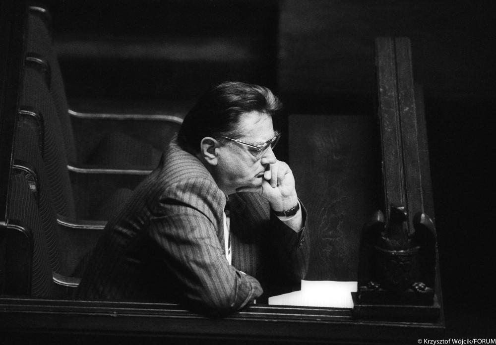 Premier Jan Olszewski zamyślony.
