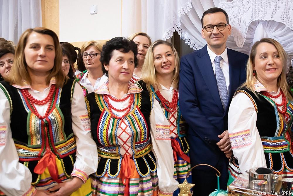 Premier Mateusz Morawiecki razem z kobietami z Koła Gospodyń Wiejskich.
