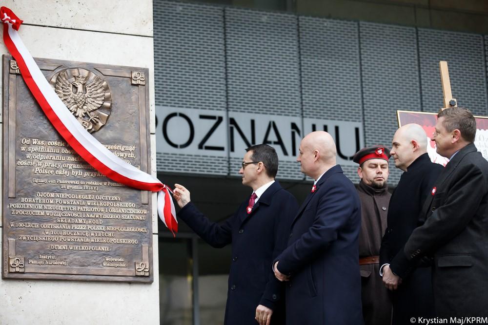 Premier Mateusz Morawiecki odsłania Tablicę Wdzięczności.