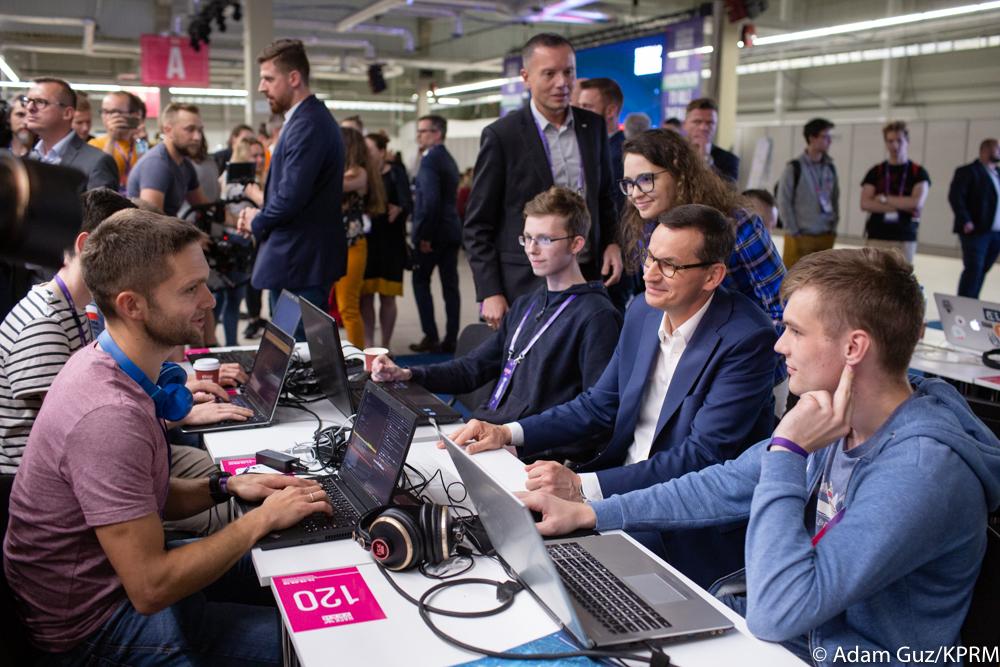 Premier Mateusz Morawiecki podczas rozmów z uczestnikami hackathonu.