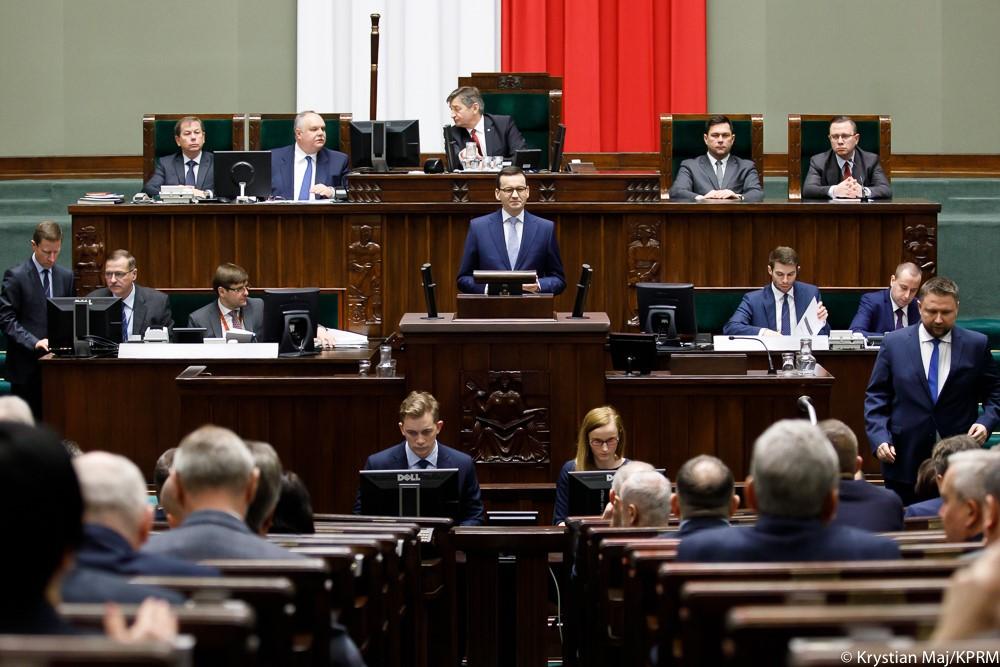 Premier Mateusz Morawiecki przemawia na sali sejmowej.