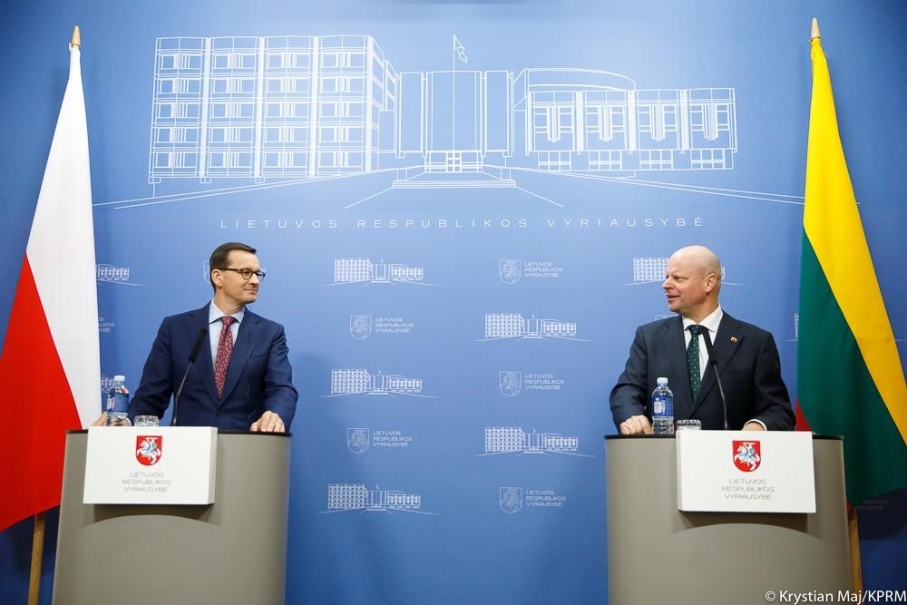 Premierzy przy mównicy.