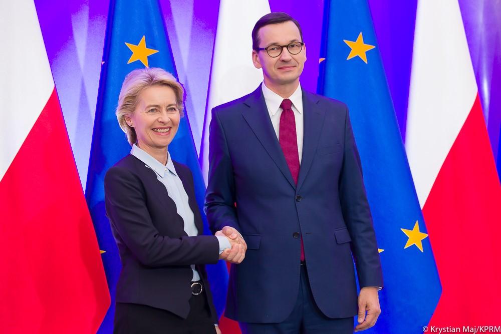 Ursula von der Leyen oraz premier Mateusz Moraiwecki podczas uścisku dłoni.