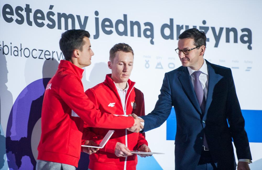 Premier Mateusz Morawiecki z kadrą narodową.