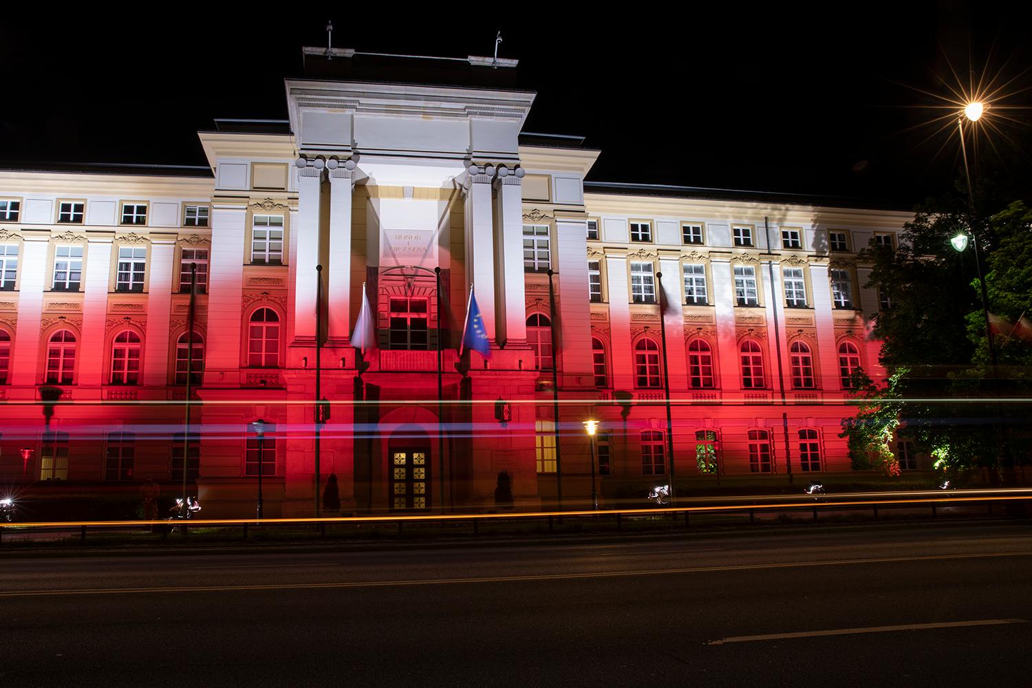 Podświetlony budynek KPRM.