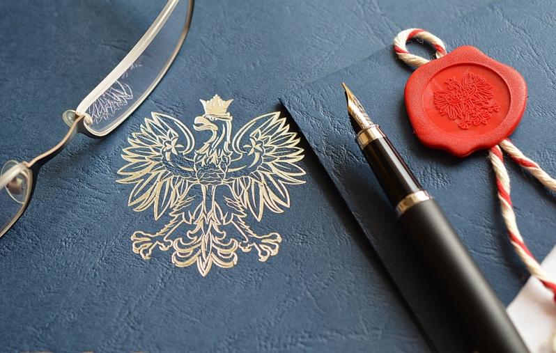 Teczka, pióro i stempel. 