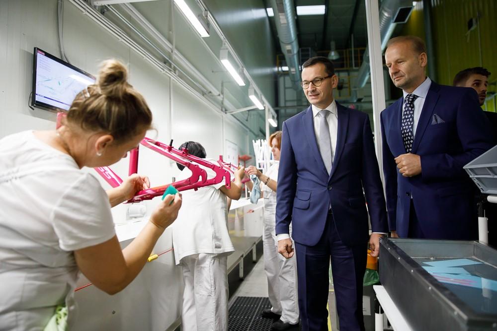 Premier Mateusz Morawiecki w firmie KROSS.