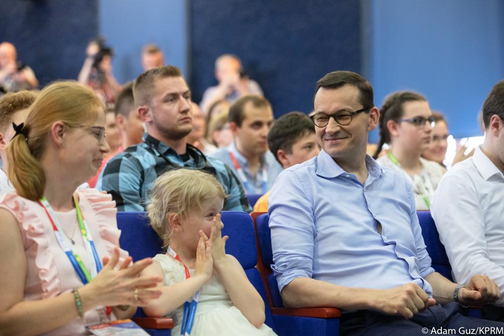 Premier patrzy na dziewczynkę siedzącą obok niego na Zjeździe.