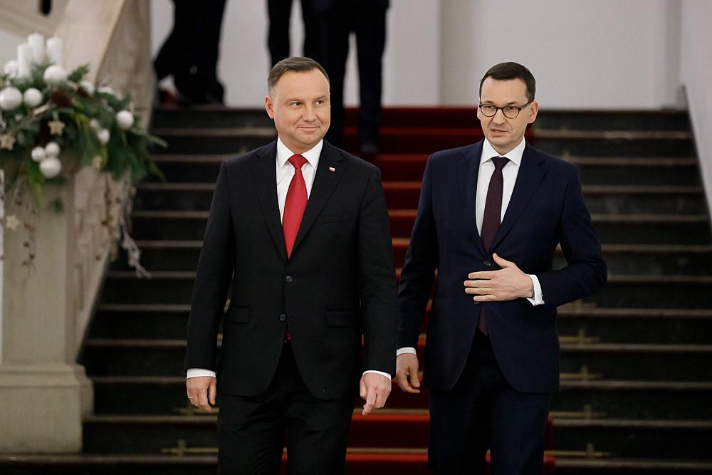 Prezydent i premier schodzą po schodach.