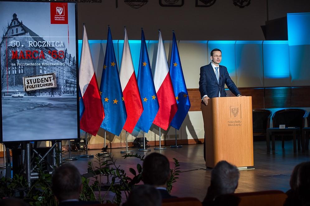 Premier Mateusz Morawiecki przy mównicy.