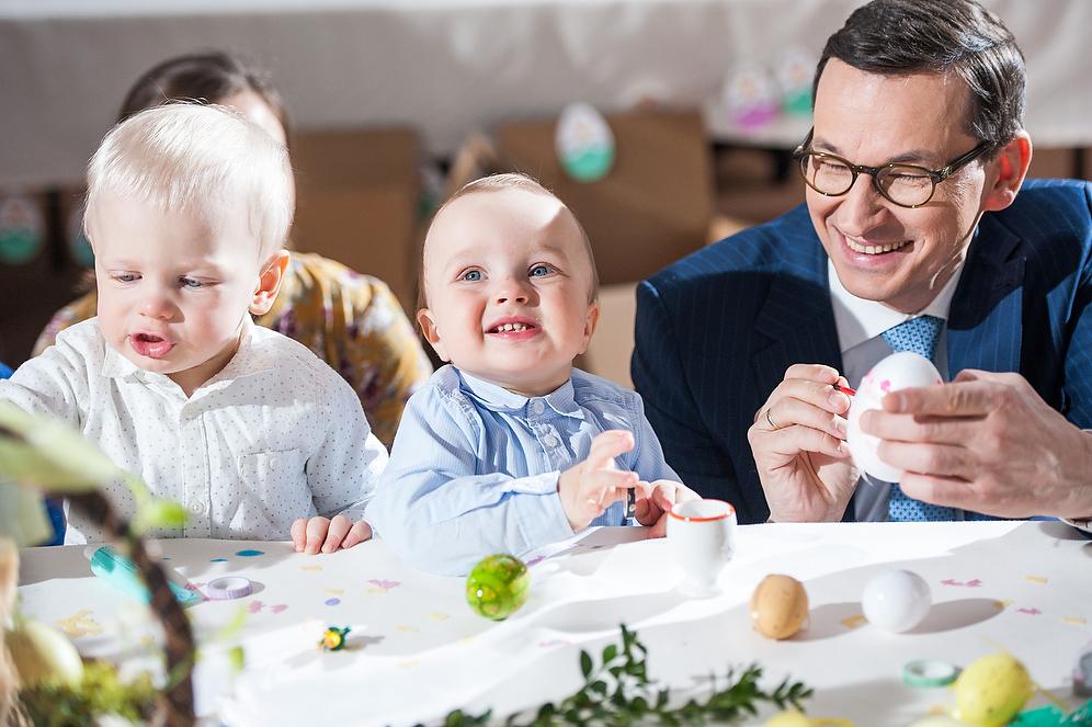 Premier Mateusz Morawiecki z dziećmi.