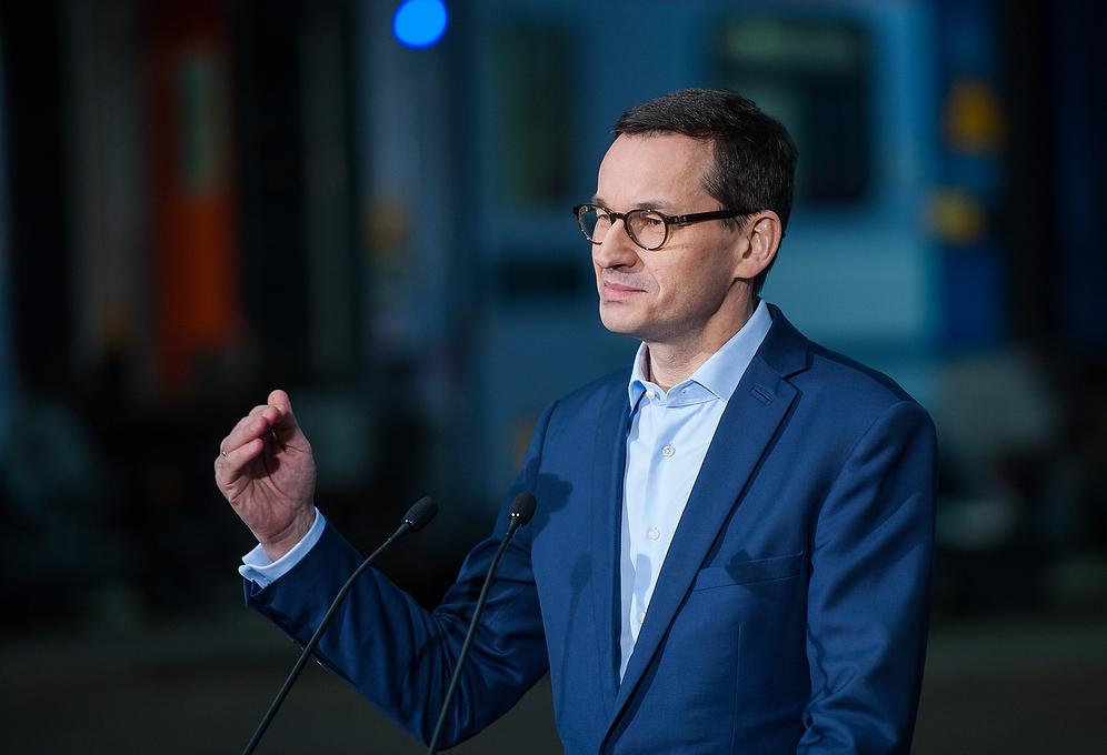 Premier Mateusz Morawiecki przy mównicy.