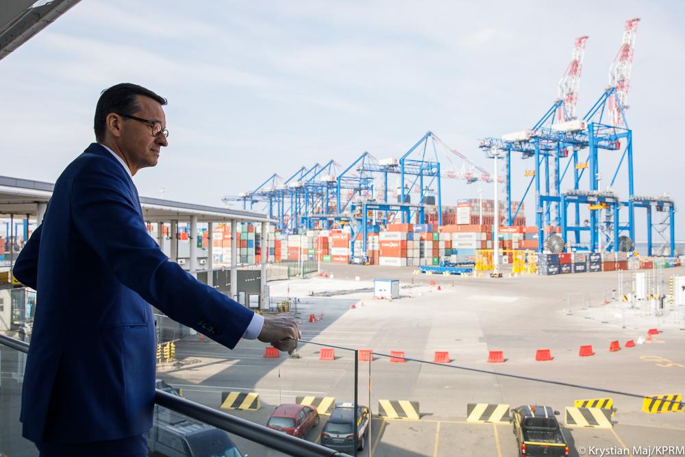 Premier Mateusz Morawiecki patrzy na DCT Gdańsk.