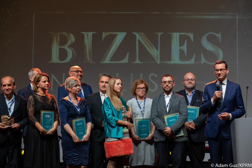 Premier na scenie gratuluje nagrodzonym.