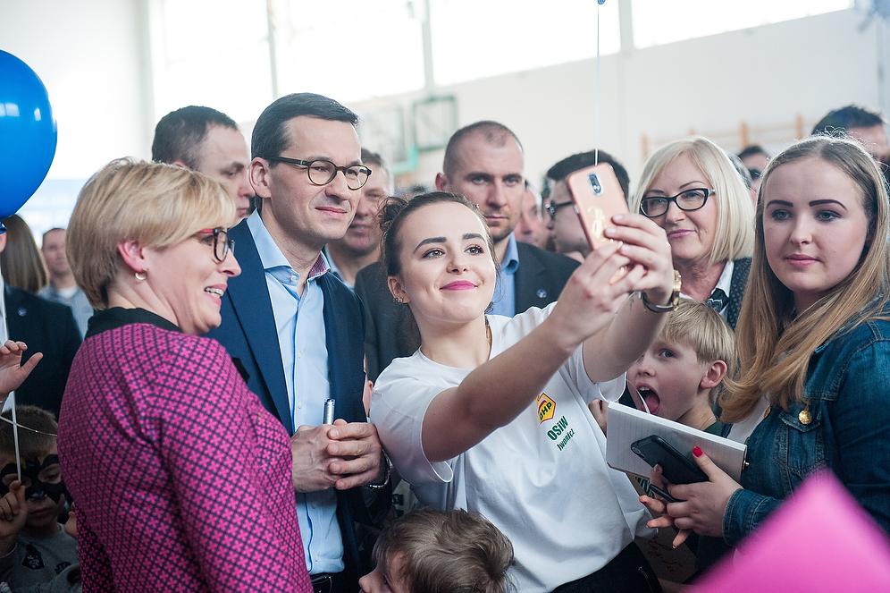 Premier Mateusz Morawiecki wraz z uczestnikami spotkania w Radymnie.