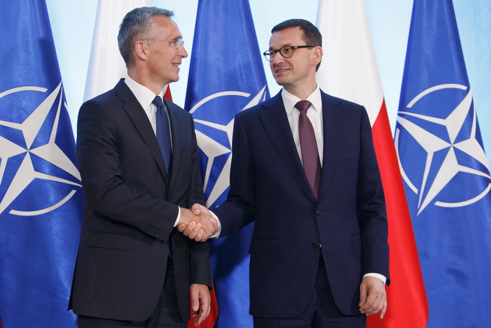 Premier Mateusz Morawiecki podczas powitania z Jensem Stoltenbergiem.
