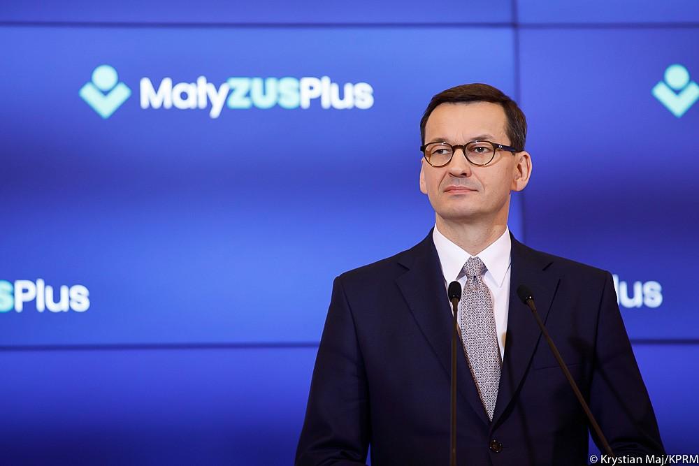 Premier stoi na tle ścianki wizyjnej: MałyZUSPlus