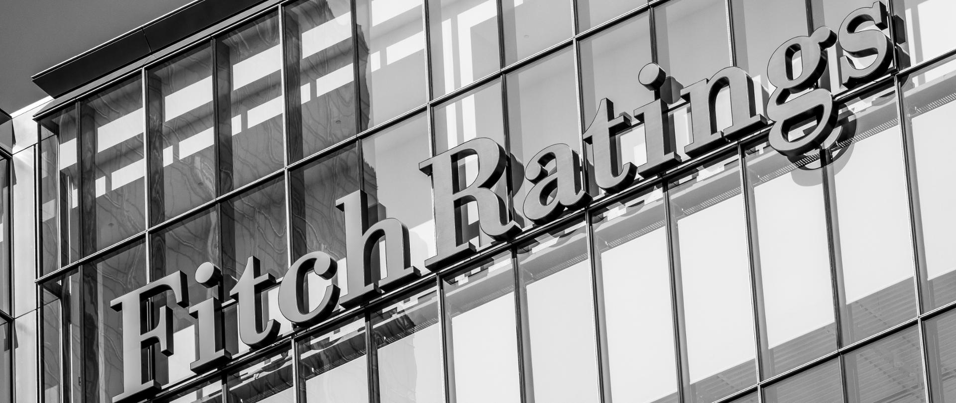 Na ścianie budynku napis Fitch Ratings in London 