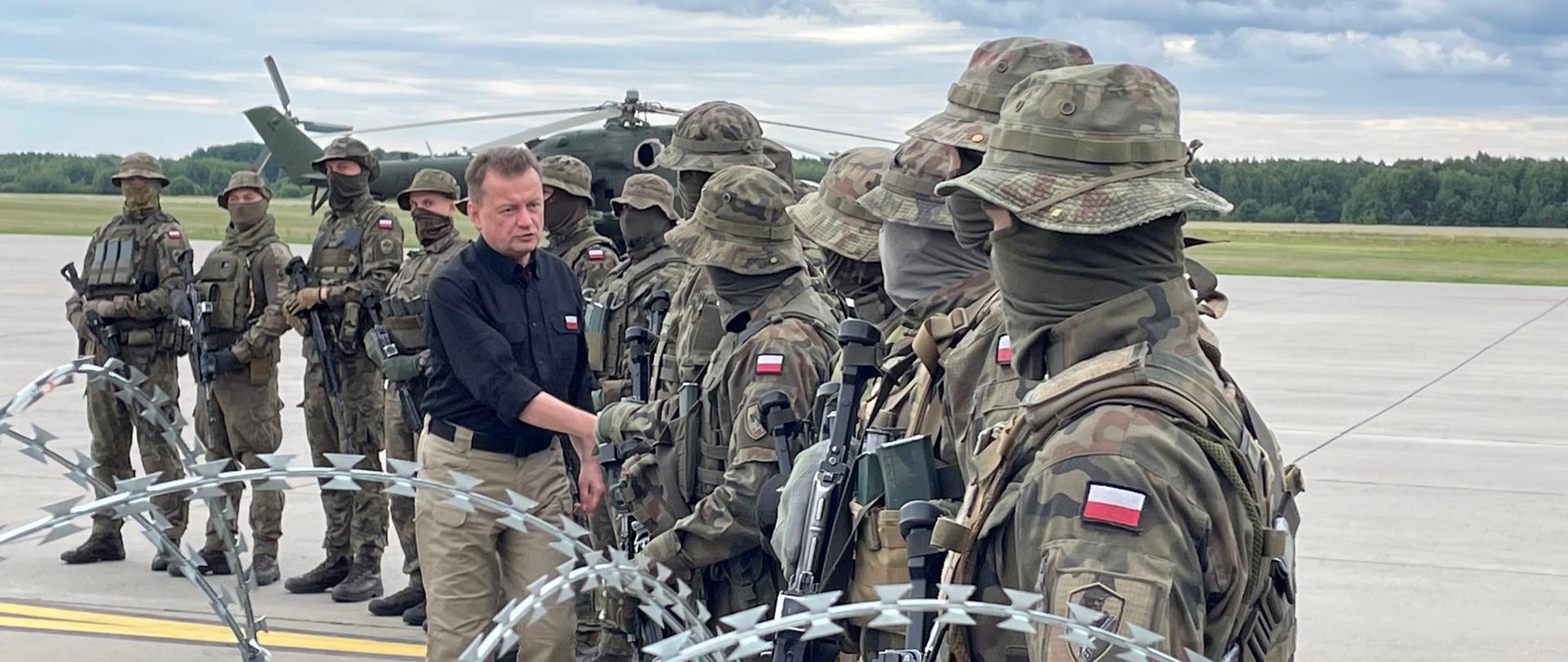 Białystok - Krywlany - odprawa szefa MON z żołnierzami 