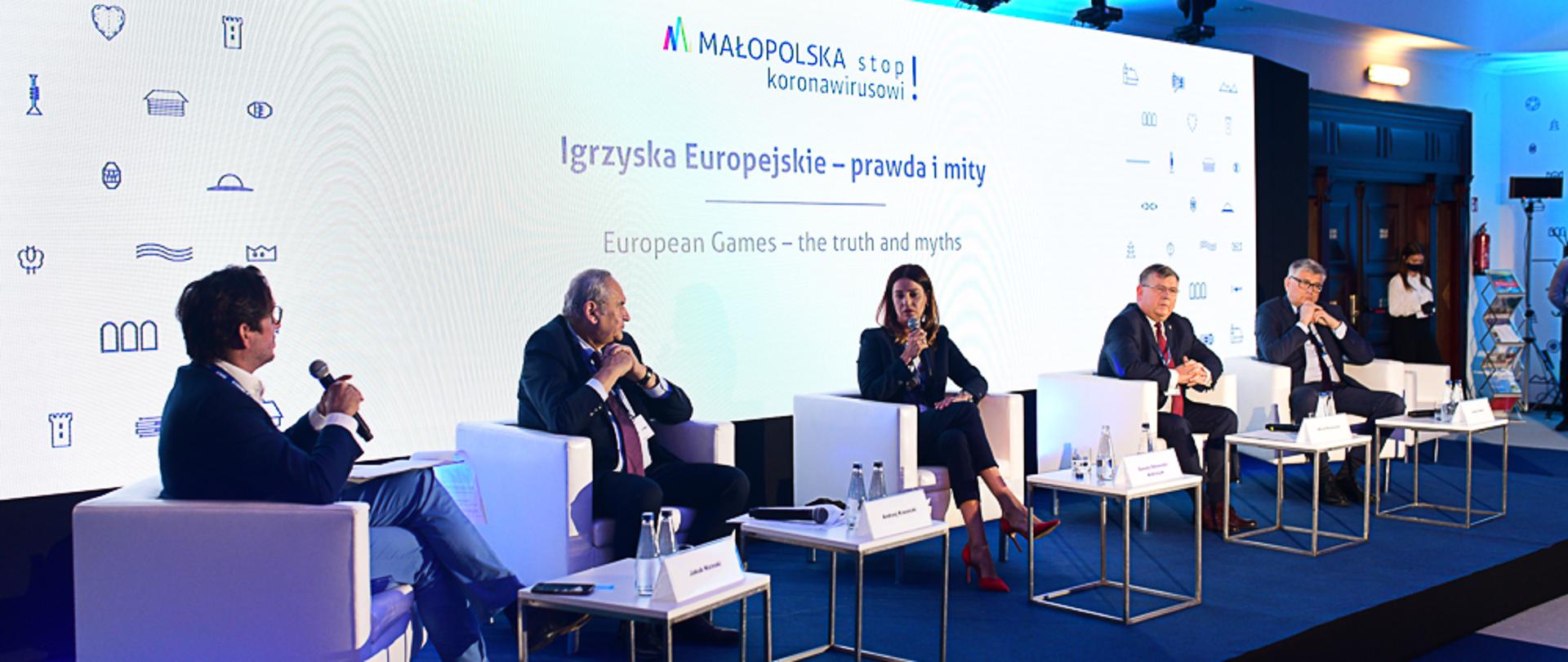 Pani Minister Sportu Danuta Dmowska-Andrzejuk podczas dyskusji.