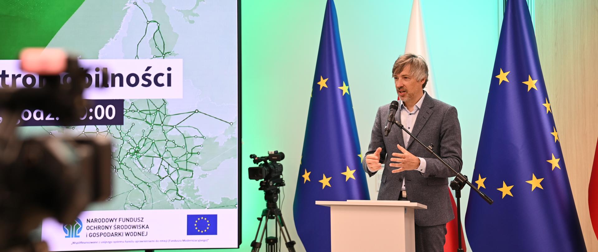 Wiceminister Krzysztof Bolsta podczas podpisania umów NFOŚiGW na realizację inwestycji związanych z rozbudową i modernizacją sieci elektroenergetycznych na potrzeby ogólnodostępnych stacji ładowania dużych mocy