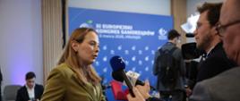 Na zdjęciu minister Katarzyna Pełczyńska-Nałęcz odpowiada na puyania dziennikarzy