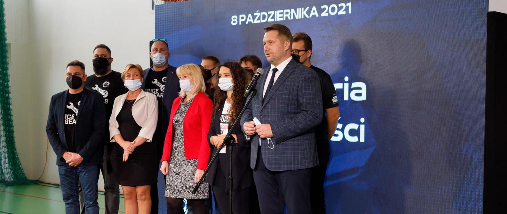 Ząbki, Laboratoria przyszłości otwarcie naboru wniosków. Minister przemawia do mikrofonu 