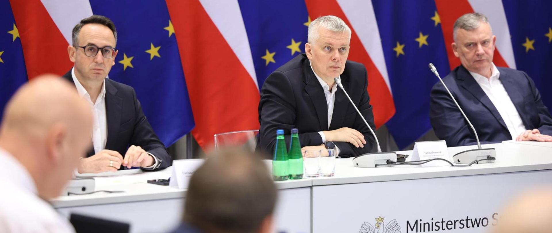 12 lipca w Ministerstwie Spraw Wewnętrznych i Administracji odbył się sztab kryzysowy z udziałem ministra Tomasza Siemoniaka, wiceministra obrony narodowej Pawła Bejdy oraz ministra infrastruktury Dariusza Klimczaka. Udział wzięli także wojewodowie, przedstawiciele administracji i służb podległych resortom spraw wewnętrznych i obrony.
