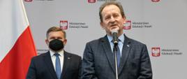 Konferencja ministra Włodzimierza Bernackiego, Ministrowie Włodzimierz Bernacki i Wojciech Skurkiewicz na konferencji, wiceminister Włodzimierz Bernacki przemawia, stoi przed mikrofonem.