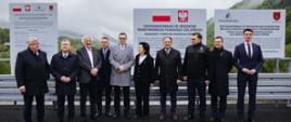 Premier na moście w Tylmanowej z politykami.
