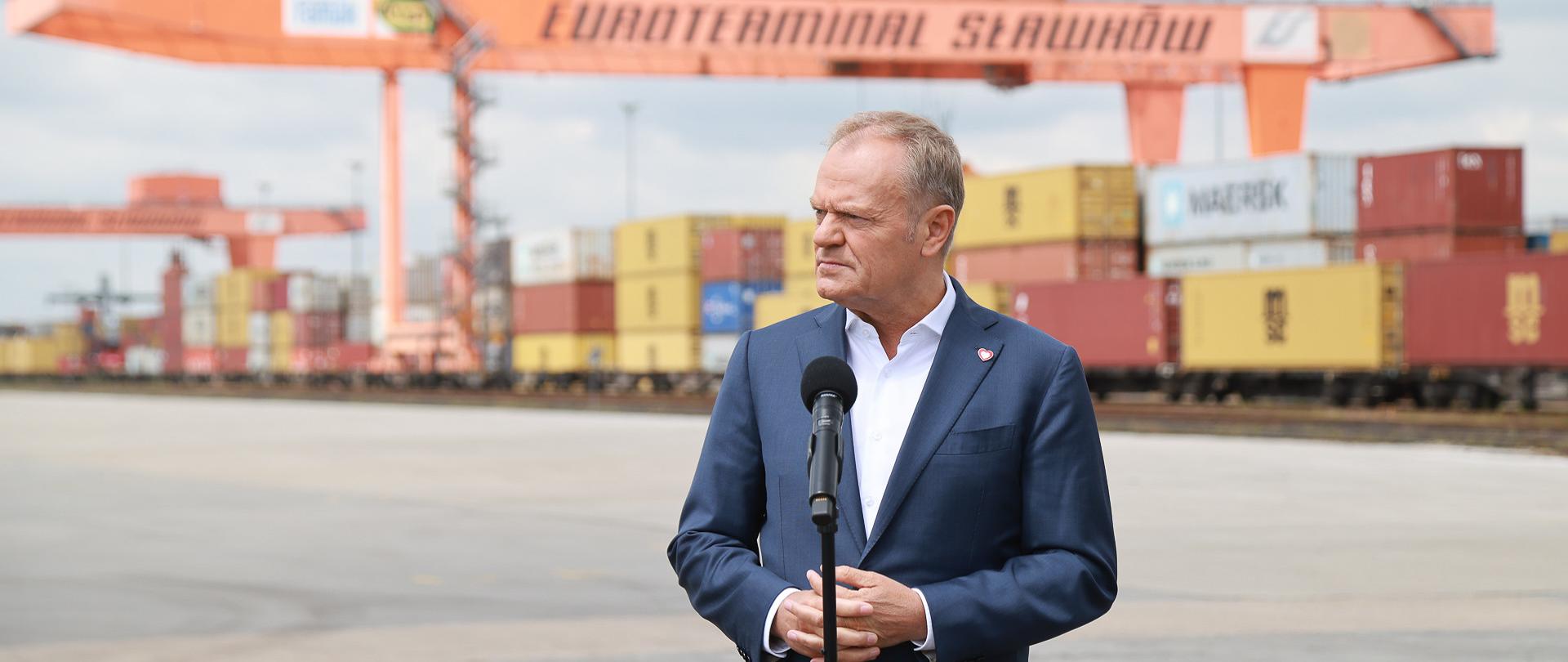 Donald Tusk podczas konferencji prasowej po podpisaniu umowy inwestycyjnej pomiędzy ARP a Euroterminalem Sławków 