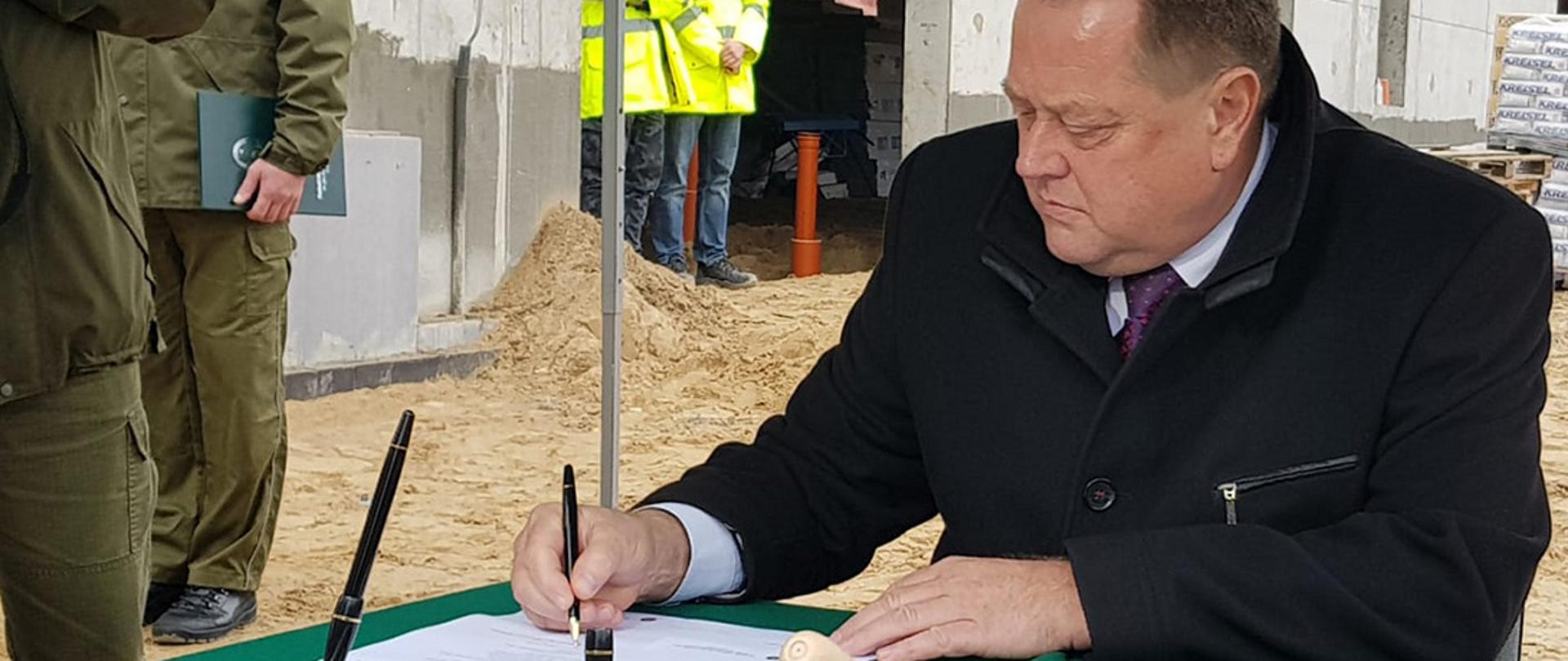 Uroczystość wmurowania aktu erekcyjnego pod budowę stacji obsługi pojazdów dla Podlaskiego Oddziału Straży Granicznej w Białymstoku