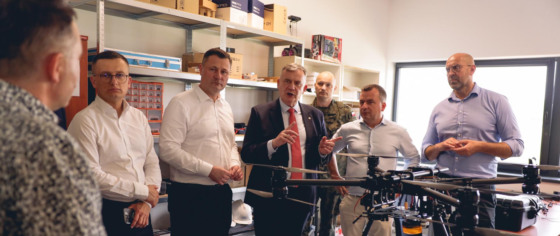 Wiceminister Obrony Narodowej Paweł Bejda oraz Minister Rozwoju i Technologii Krzysztof Paszyk odwiedzili dziś Kampus Kąkolewo, innowacyjny ośrodek Politechniki Poznańskiej i PCSS. Gości oprowadzał Prorektor Politechniki Poznańskiej, Arkadiusz Ptak.
