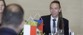 Wicepremier i minister rozwoju regionalnego Republiki Czeskiej Ivan Bartoš, minister siedzi przy stole