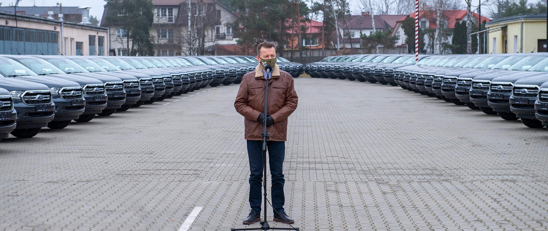 Minister Mariusz Błaszczak podczas przekazania nowych samochodów Ford Ranger