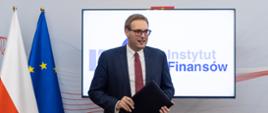 Wiceminister Jan Sarnowski przemawia na spotkaniu Akademii Finansów