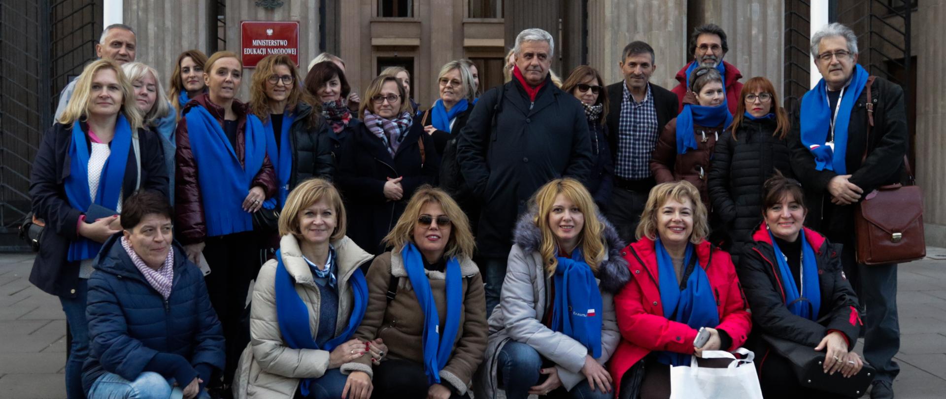 Grupa nauczycieli z programu Erasmus + przed gmachem Ministerstwa Edukacji Narodowej