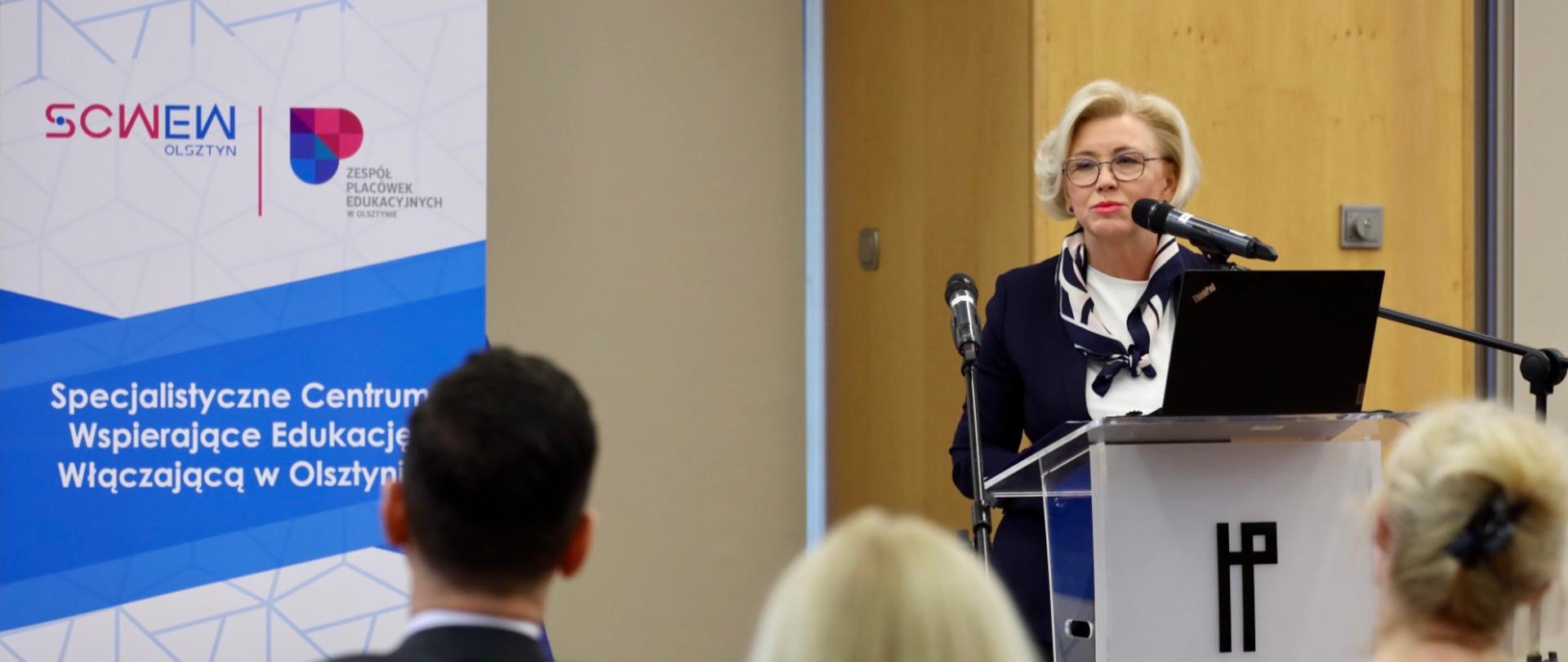 Minister Machałek przemawia do mikrofonu,