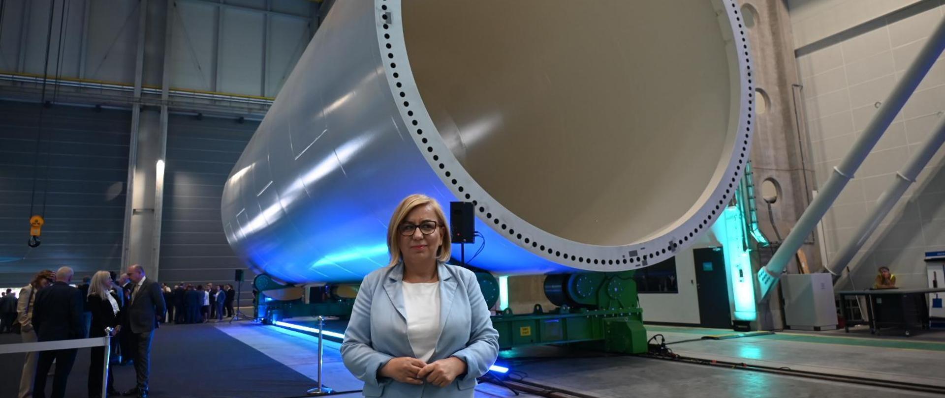 Ministra Paulina Hennig-Kloska w fabryce Baltic Towers w Gdańsku, podczas prezentacji pierwszej wyprodukowanej w Polsce sekcji wieży offshore.