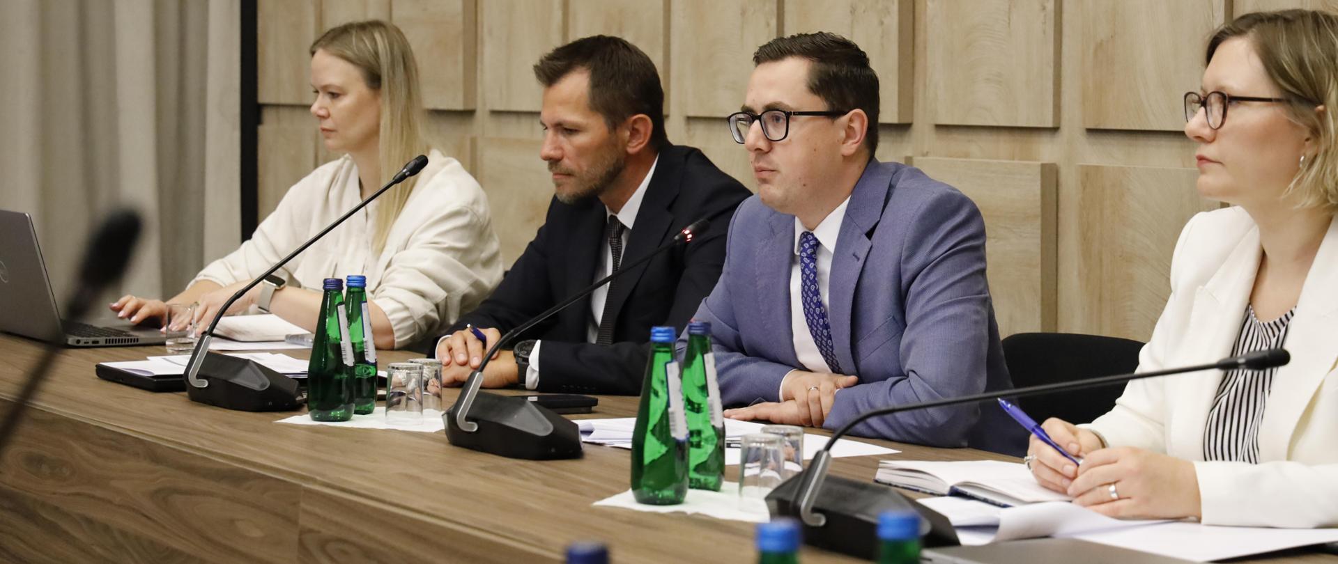 Wiceminister klimatu i środowiska Miłosz Motyka na posiedzeniu Rady Koordynacyjnej ds. Morskiej Energetyki Wiatrowej.