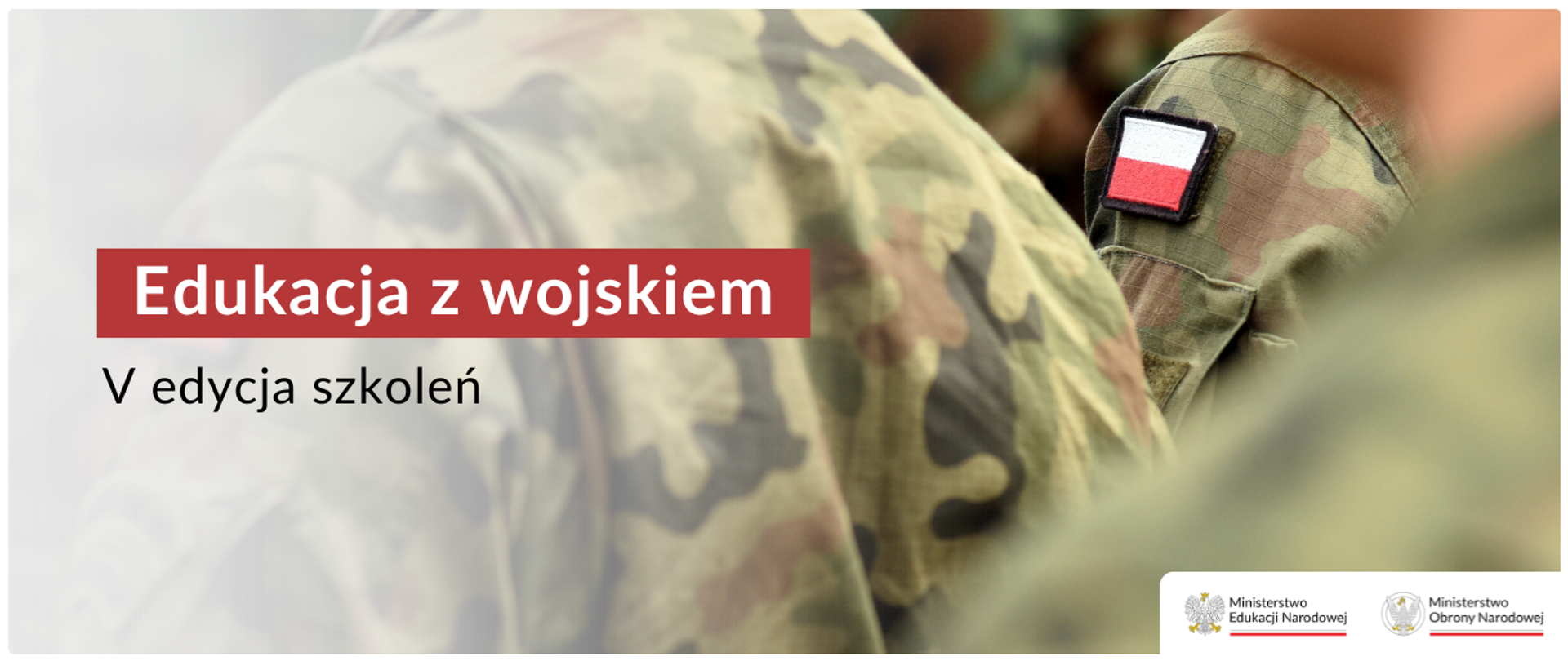 Zbliżenie na ramię żołnierza w mundurze w barwach maskujących, z naszywką z polską flagą na rękawie. Na lewej stronie zdjęcia, na jasnym tle, widnieje napis w kolorze czerwonym i czarnym: 'Edukacja z wojskiem' oraz 'V edycja szkoleń!'. W prawym dolnym rogu znajdują się loga Ministerstwa Edukacji Narodowej i Ministerstwa Obrony Narodowej.