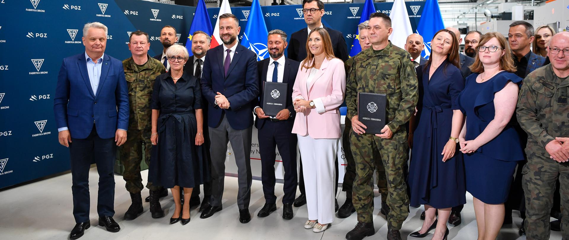 24 czerwca 2026 r. na terenie Fabryki Broni „Łucznik”, w obecności Władysława Kosiniaka-Kamysza, wicepremiera - ministra obrony narodowej oraz Magdaleny Sobkowiak-Czarneckiej - sekretarz stanu w MON, Pełnomocnika Rządu ds. Instrumentu na rzecz Zwiększenia Bezpieczeństwa, podpisano - pomiędzy Skarbem Państwa - Agencją Uzbrojenia a Fabryką Broni „Łucznik” - Radom Sp. z o.o. - umowę na dostawę karabinków MSBS GROT w wersji A3. Fot. plut. Wojciech Król/MON