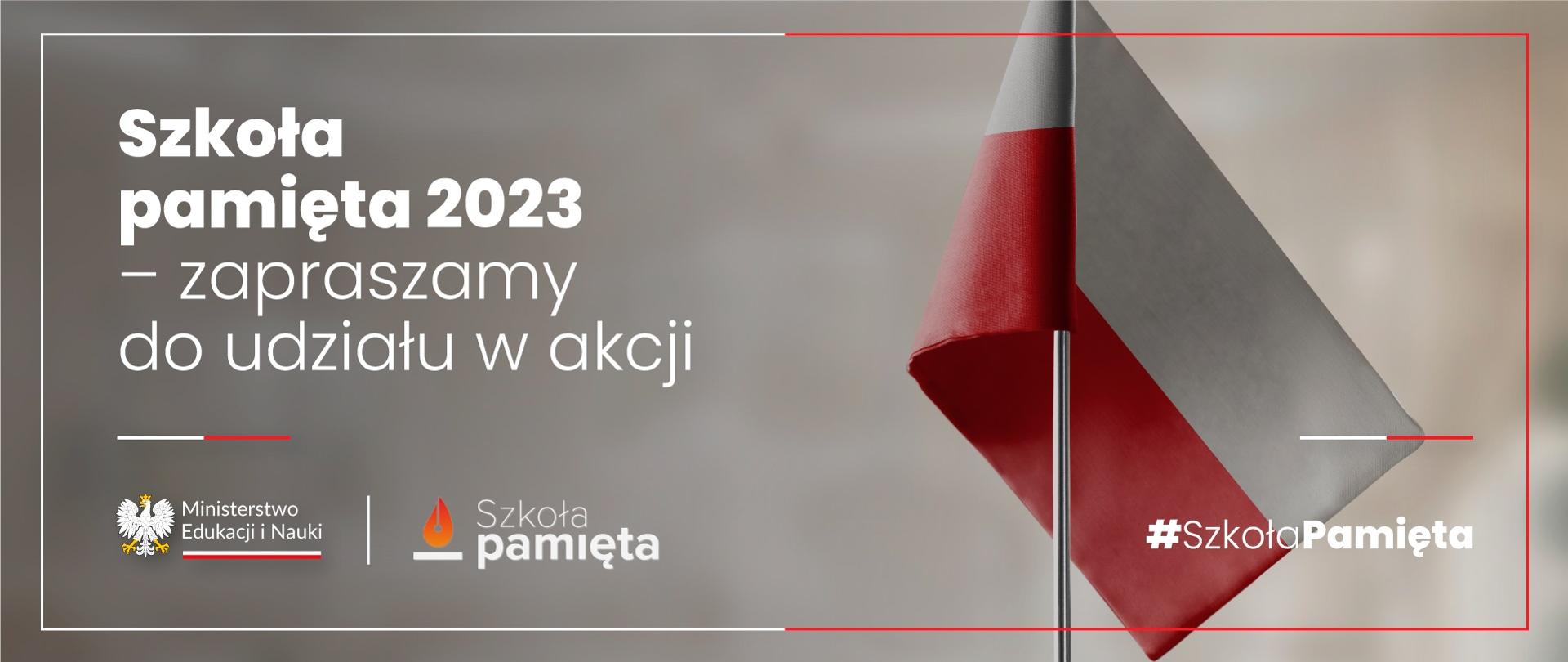 Biało-czerwona flaga na szarym tle, obok napis Szkoła pamięta 2023 - zapraszamy do udziału w akcji.