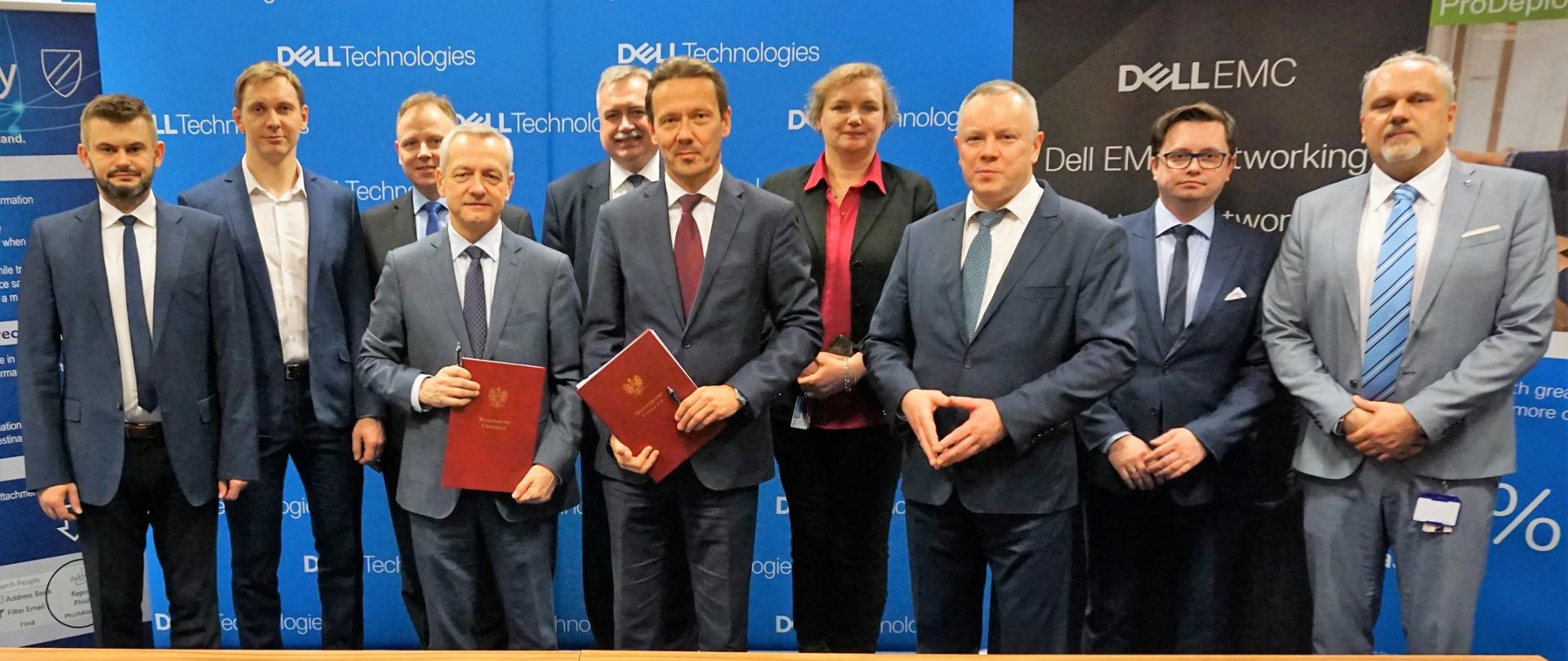 Marek Zagórski - minister cyfryzacji i Dariusz Piotrowski - dyrektor generalny DELL EMC w Polsce pozują do wspólnego zdjęcia wraz z kilkoma innymi osobami.