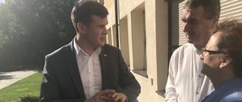 Minister i wojewoda przed budynkiem
