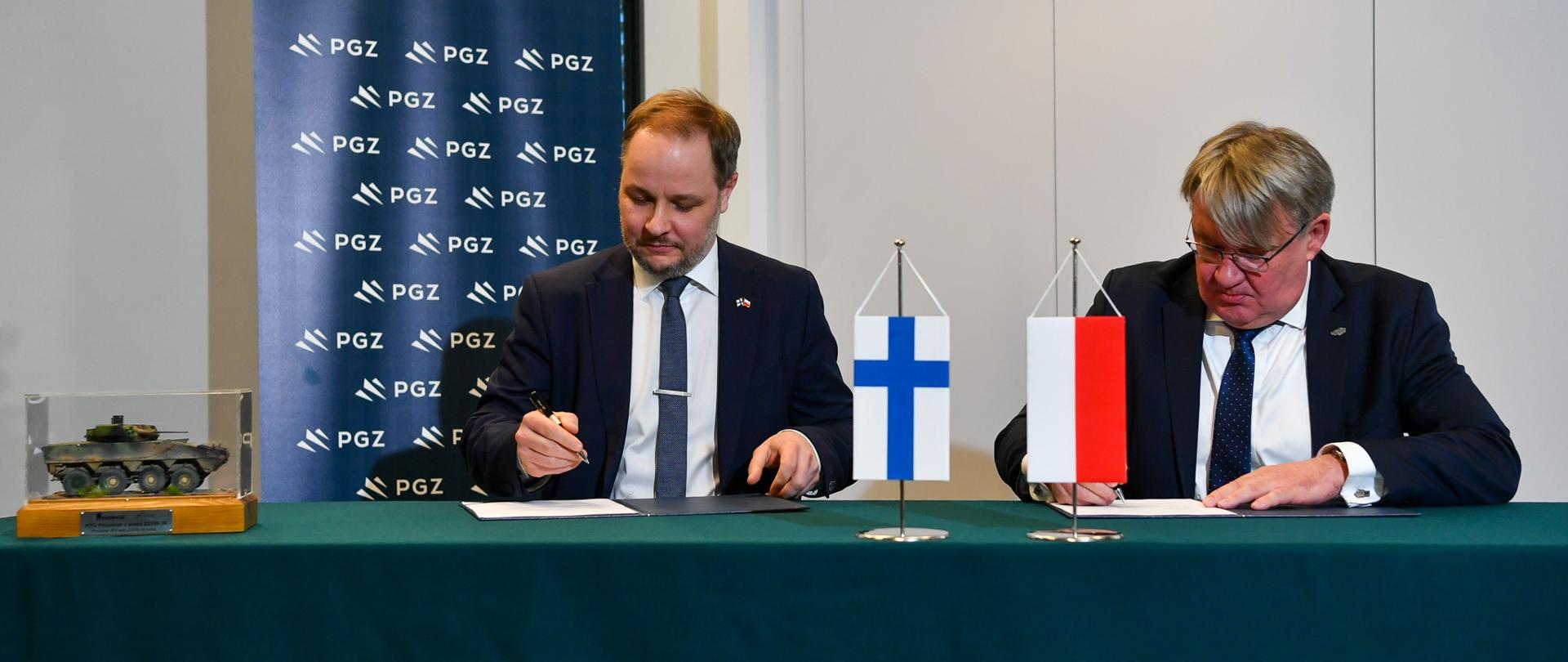 17 grudnia 2025 r. w siedzibie PGZ S.A. została podpisana umowa przedłużająca licencję na produkcję Kołowych Transporterów Opancerzonych Rosomak. W uroczystości udział wziął Władysław Kosiniak-Kamysz, Wiceprezes Rady Ministrów, Minister Obrony Narodowej. Nowe porozumienie będzie obowiązywać w latach 2029-2034, stanowiąc kontynuację obecnej umowy wygasającej z końcem 2028 roku. Fot. plut. Wojciech Król/MON