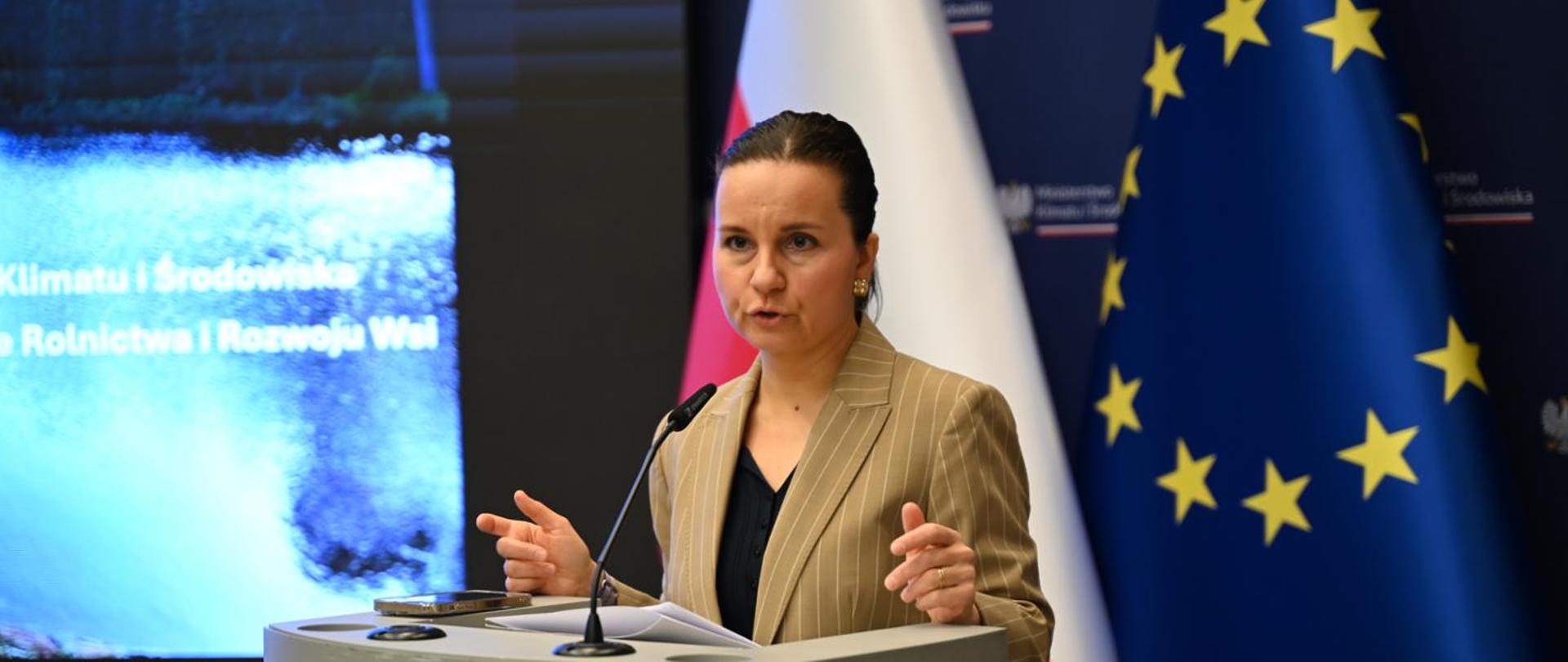 Minister Urszula Zielińska przemawia na konferencji 