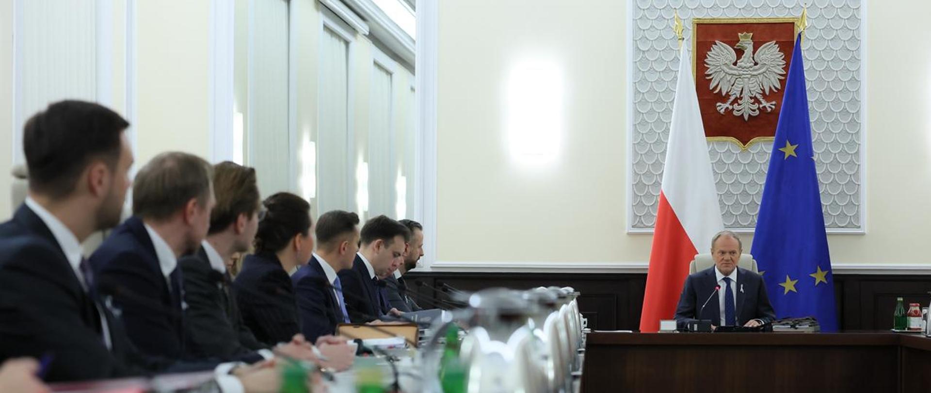 Na zdjęciu widać uczestników posiedzenia Rady ministrów i premiera Donalda Tuska