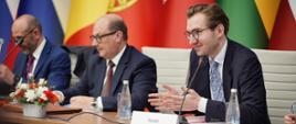 Na zdjęciu wiceminister Jan Szyszko w towarzystwie innych uczestników spotkania