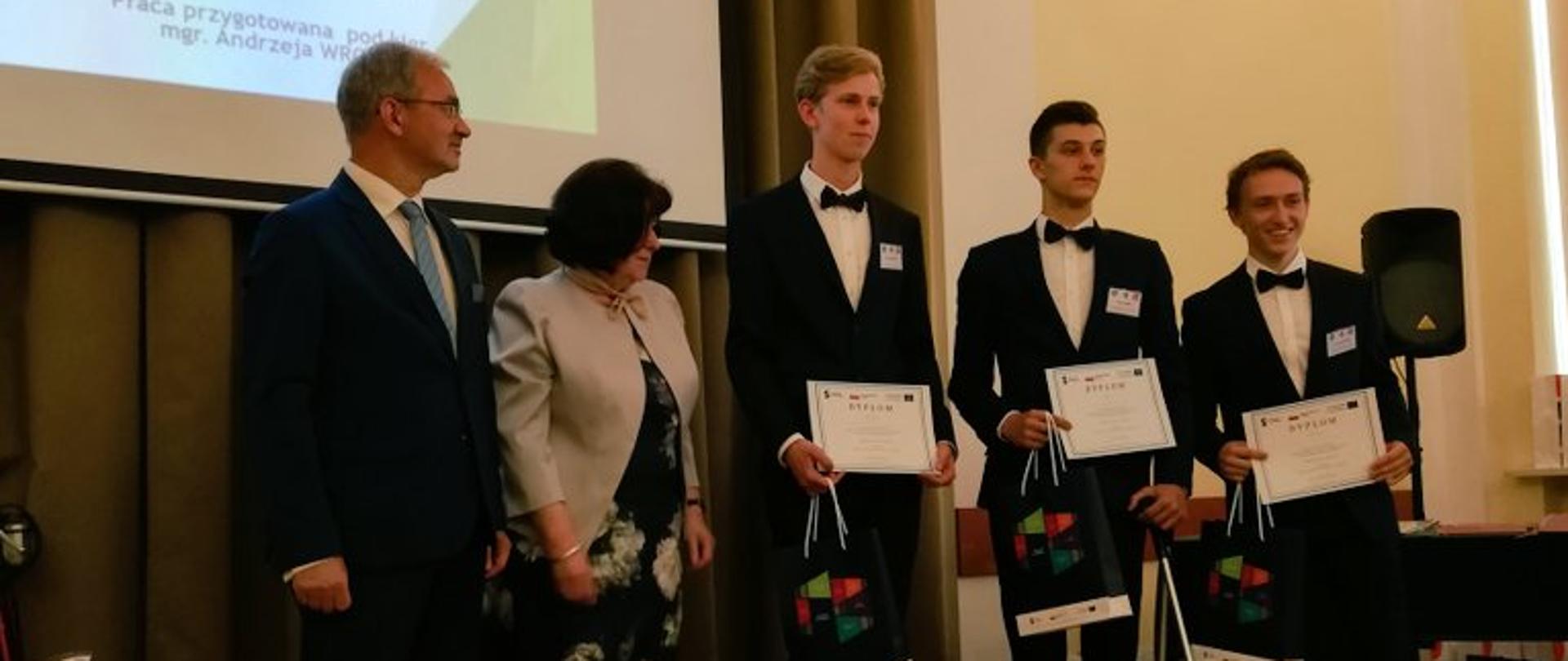 Od lewej stoją: minister Jerzy Kwieciński, dyrektor Naczelnej Organizacji Technicznej Ewa Mańkiewicz-Cudny oraz trzech laureatów z Zespołu Szkół Licealnych i Technicznych nr 1 w Warszawie